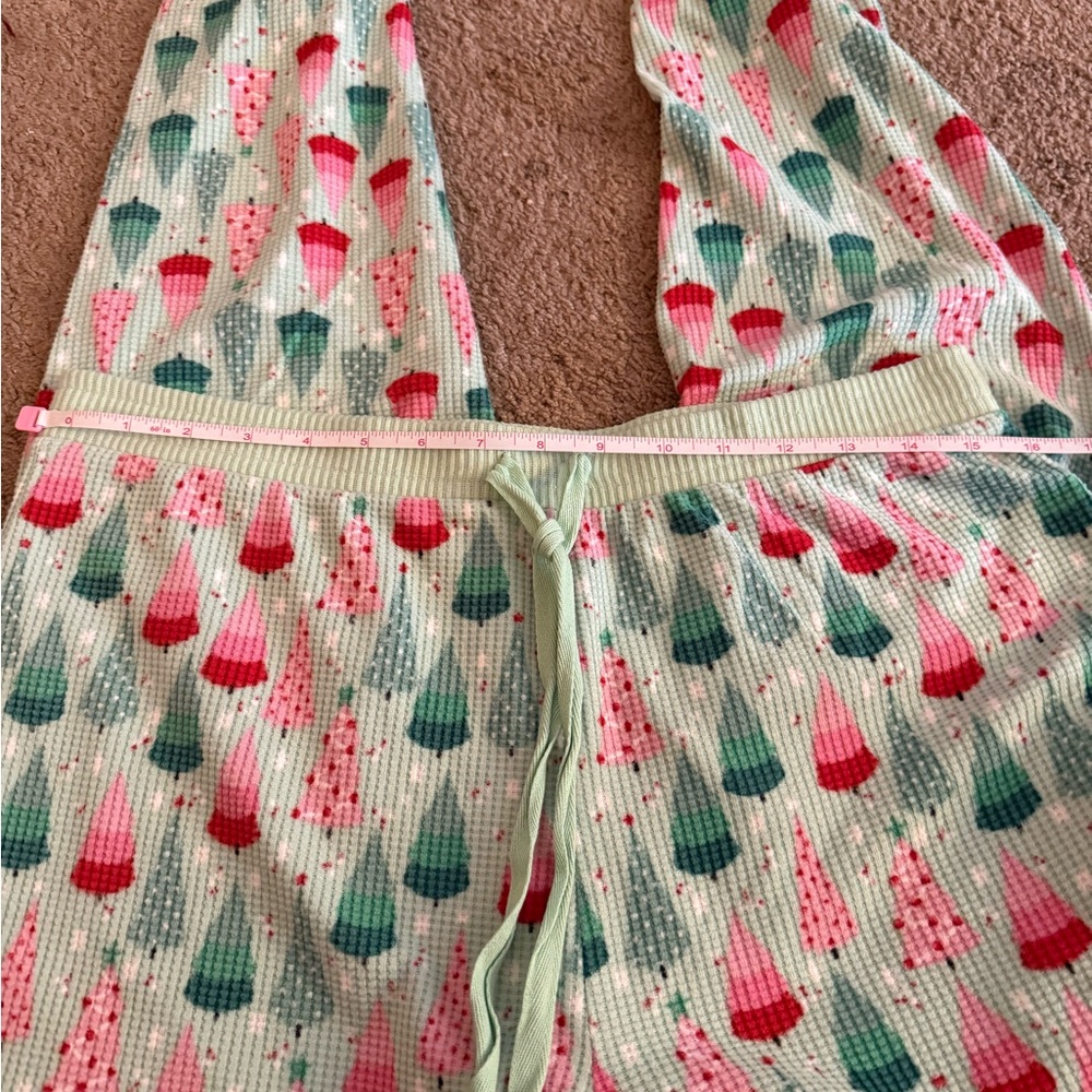 Women's Festive Tree Pattern Pajama Set - Picture 8 of 10